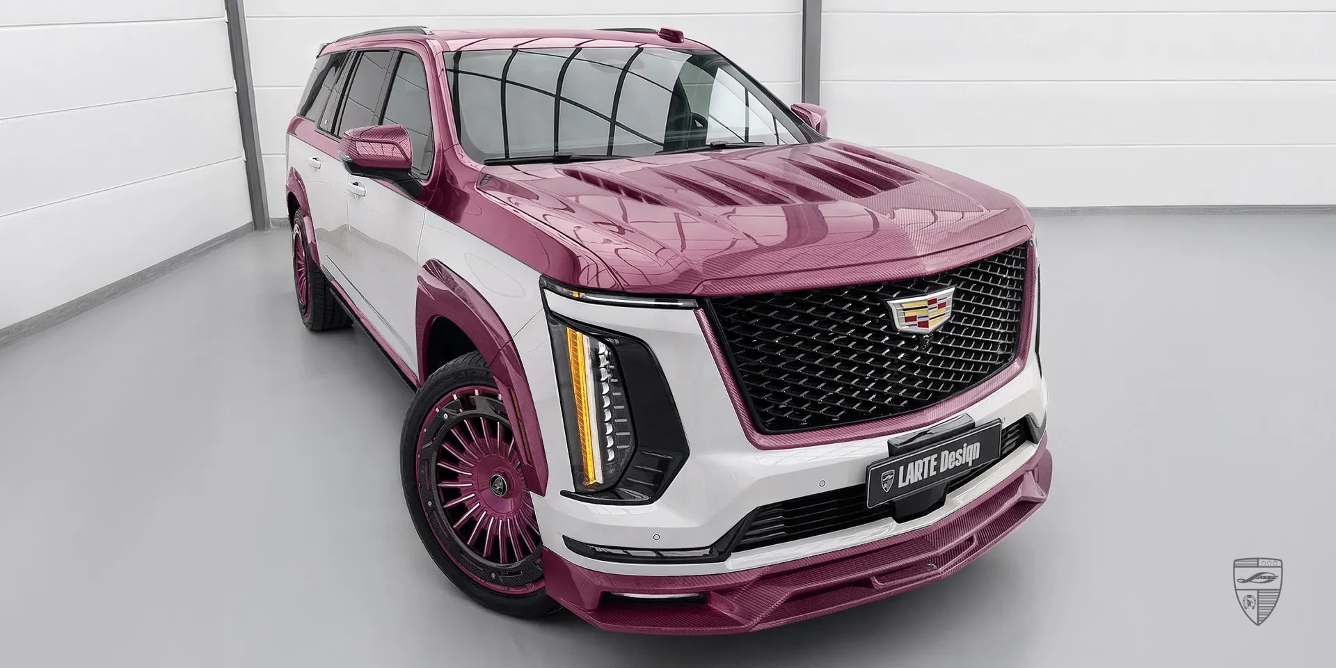 картинка Ателье Larte украсило Cadillac Escalade бордовым карбоном. от шинного центра Свежаяшина.рф в СПб картинка Ателье Larte украсило Cadillac Escalade бордовым карбоном. от Свежаяшина.рф