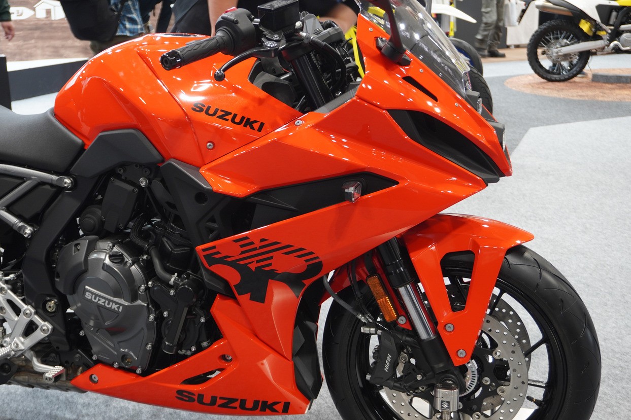 картинка SUZUKI GSX-8R ВНЕЗАПНО ПОКАЗАЛИ В ОСАКЕ-2026: ЧТО СКРЫЛИ ЗА «ОРАНЖЕВЫМ» 80-СИЛЬНЫМ СПОРТБАЙКОМ от шинного центра Свежаяшина.рф в СПб картинка SUZUKI GSX-8R ВНЕЗАПНО ПОКАЗАЛИ В ОСАКЕ-2026: ЧТО СКРЫЛИ ЗА «ОРАНЖЕВЫМ» 80-СИЛЬНЫМ СПОРТБАЙКОМ от Свежаяшина.рф