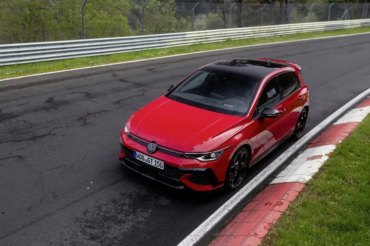 картинка САМЫЙ МОЩНЫЙ VOLKSWAGEN GOLF GTI EDITION 50 ВЫХОДИТ НА РЫНОК: РЕКОРДСМЕН НЮРБУРГРИНГА С  ЭКСКЛЮЗИВНЫМ СТИЛЕМ И 325 Л.С. от Свежаяшина.рф